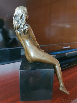 Bronzová socha - Akt - Dáma sediaca na mramore - 21 cm - 5