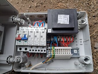 Elektro skříň s vybavením, jistič, relé, trafo - 5
