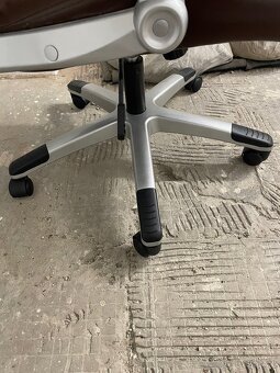 Hnědé kancelářské křeslo - 5