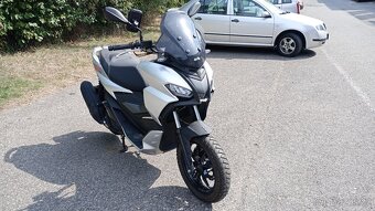Aprilia SR gt 200 - 5