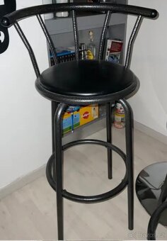 Skleněný barový stůl se dvěma kovovými židlemi - 5
