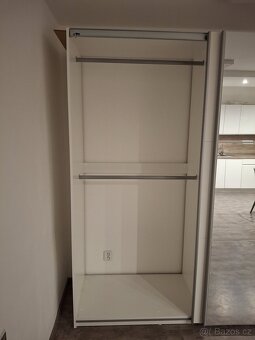 Šatní skříň bílá 200 cm se zrcadlem - 5