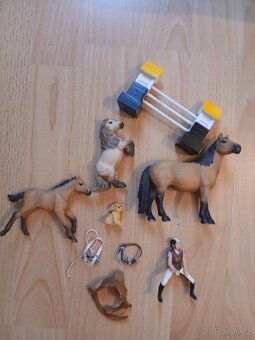 Schleich Farm Life velká stáj s koňmi - 5