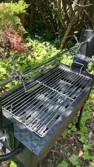 Gril s jehlou a motorkem na otáčení masa - 5