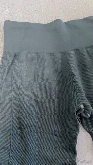 Dámské 3/4 legíny ve vel. S ale může být i L - 5