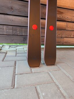 Prémiové švýcarské lyže AK RED, 175cm, 22/23 - 5