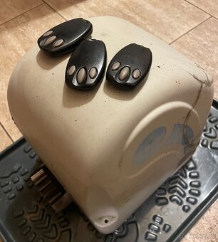 ZA 50% I SAMOSTATNĚ POJÍZDNÁ BRÁNA MOTOR 3 OVLADAČE 2 ČIDLA - 5