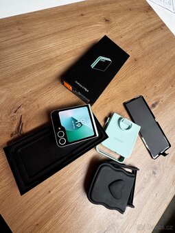 Prodám Samsung Galaxy Z Flip 6 - 5