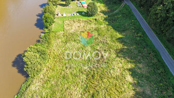Pozemek přímo u řeky Berounky o výměře 1665 m2 v obci Žlouko - 5