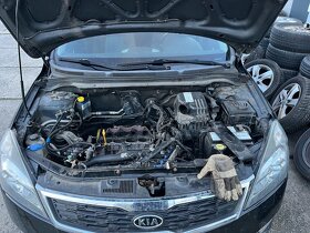 Kia Ceed dveře blatník pravý volant loketní opěrka 2011 DÍLY - 5