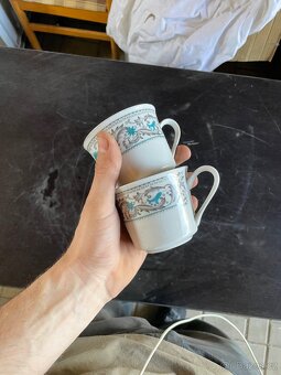 Elegantní porcelánový šálek s jemným dekorem - 5
