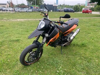 Ktm 690 Sm 46kw po servisu nová stk do 6/2029 bez investic - 5