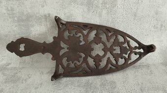 Krásná stará zdobená podložka pod starou žehličku. - 5