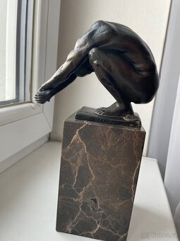 Bronzová socha skokan - 5