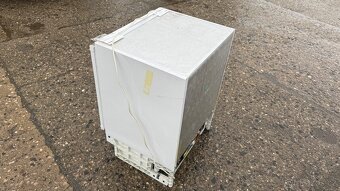 Malá vestavěná lednicka - 5