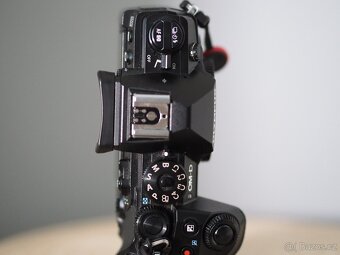 Olympus OM-D E-M1 mark III + bateriový grip - 5