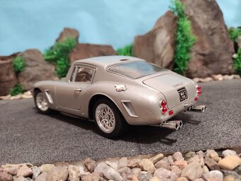 prodám model 1:18 Ferrari 250 GT Berlinetta - 5
