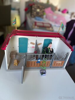 Schleich velký dům se stájí - 5