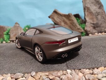 Prodám nový model 1:18 Jaguar f type R 2015 - 5