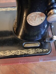 historický eletrický šicí stroj - 5