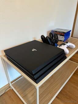 PS4 pro s třemi ovladači a hrami - 5