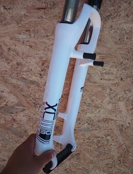 Odpružená vidlice SR Suntour XCM 30, 26" - 5