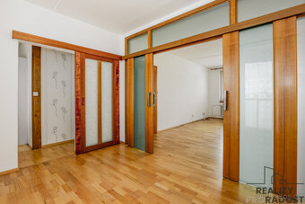 Světlý prostorný byt 3+1 s jídelnou a dvěma balkony v posled - 5