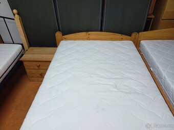 Prodám hezkou postel z masivu-smrk 100 x 200 cm - 5