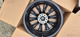 BMW G30 / G31 – originální disky R18 s letními pneu 245/45 R - 5