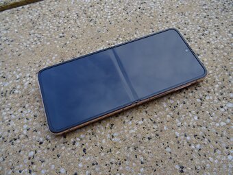 Pěkný Samsung Galaxy Z Flip4 GOLD 8/256GB - 5