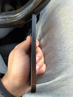 iPhone 16e - 5