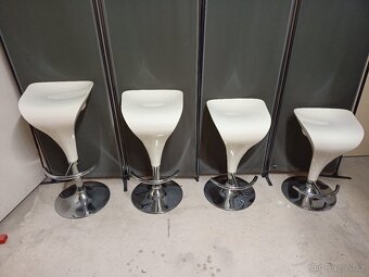 Prodám 4 x krásné výškově stavitelné otáčecí barové židle - 5