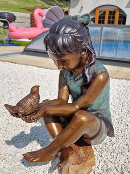 Bronzová socha - Dívka s ptáčkem - kolorovaná - 5