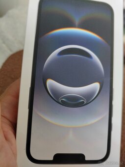iPhone 16e - 5