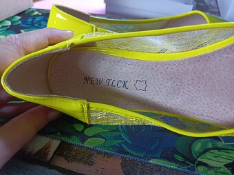 Lakované žluté balerínky - 5