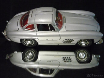 Mercedes Benz 300 SL stříbrný Bburago 1/18 - 5