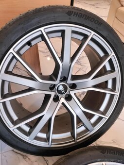 4ks orig. Alu disky Audi 5x112 r22 pneu 7mm 285/35 r22 - 5