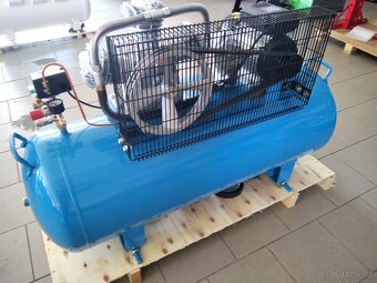 Vzduchový třípístový kompresor 200L, 500 l/min, 10 Bar - 5