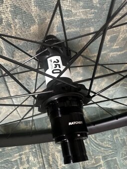NOVÁ ZAPLETENÁ KARBONOVÁ KOLA DT SWISS 350 29" - 5