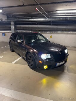 Vínový Chrysler 300c Touring. 3.5V6 183kw RWD - 5