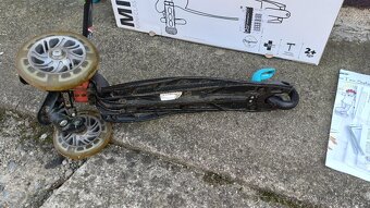 Koloběžka Micro Mini Classic LED, černá, pěkný stav - 5