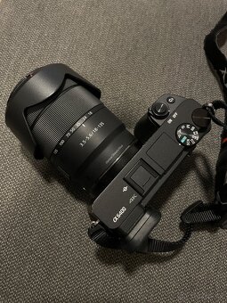 Sony Alpha A6400 čermé tělo + obj. E 18-135mm f/3,5-5,6 II - 5