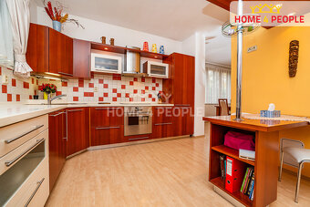 prodej RD v dispozici 6+KK+G+B, 390 m2, pozemek 1995 m2, obe - 5