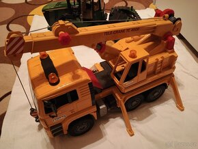 Bruder modely autojeřáb a pásový traktor - 5