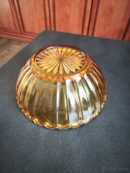 Stará miska z medového skla. - 5