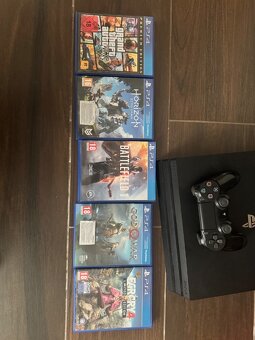 PS4 PRO 1TB + 2 ovladače + hry (Pravidelně čištěný) - 5