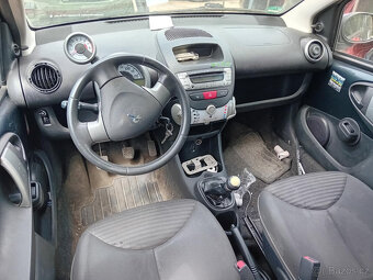 Peugeot 107 1.0 ( 1KR ) 50kW r.2012 černá na náhradní díly - 5