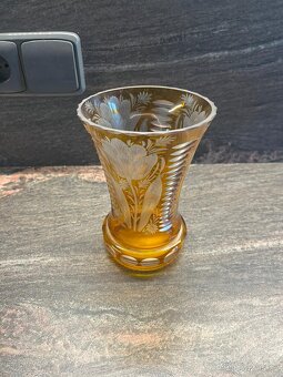 Broušená váza asi vrstvené ryté sklo, dekor květin - 5