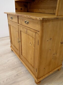 Krásná stylová kredenc ze smrkového masivu - 5