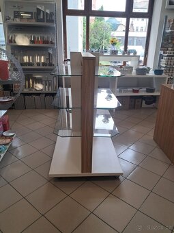 Dřevěný prodejní regál na kolečkách - 5